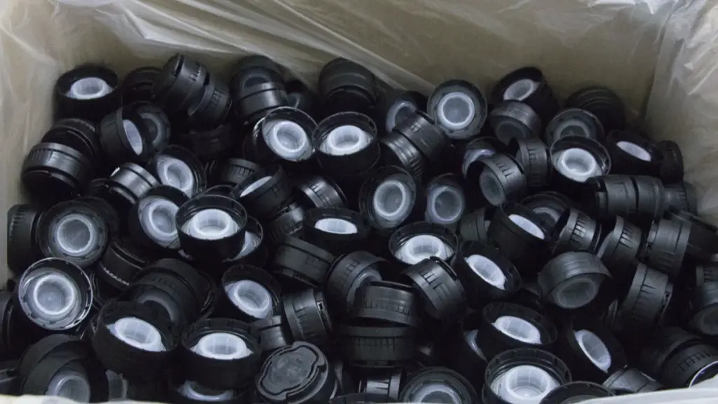 4L motor oil jerry can screw caps in a box