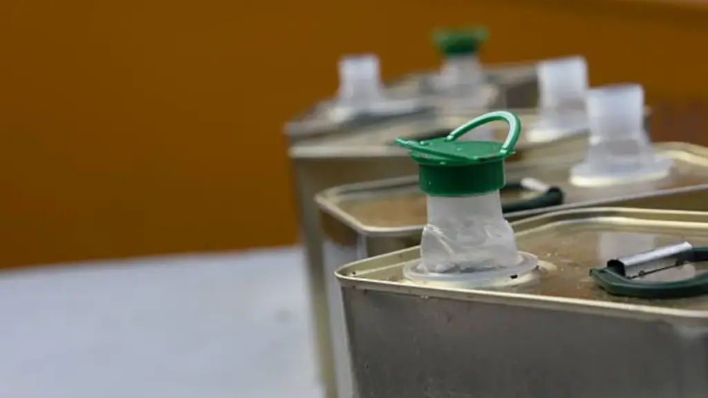 olive oil container plastic spout cap